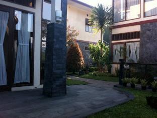 Agung At Kampung Daun Lembang